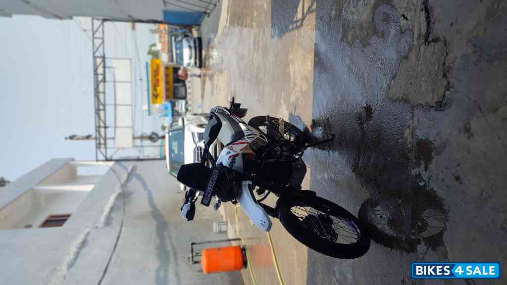 White And Red Hero Xpulse 200 4V Rally Edition