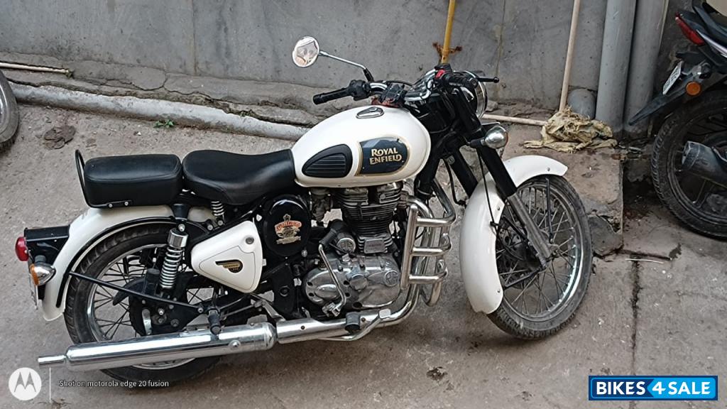 White Royal Enfield Classic 350