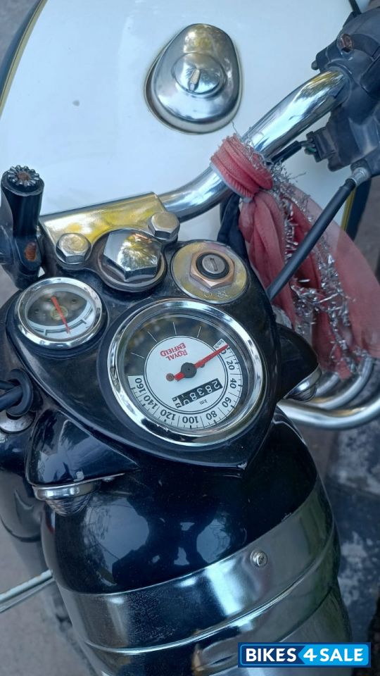 White Royal Enfield Classic 350