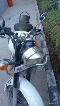 White Royal Enfield Classic 350
