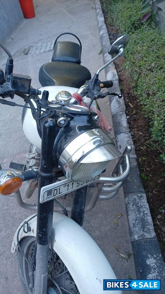 White Royal Enfield Classic 350