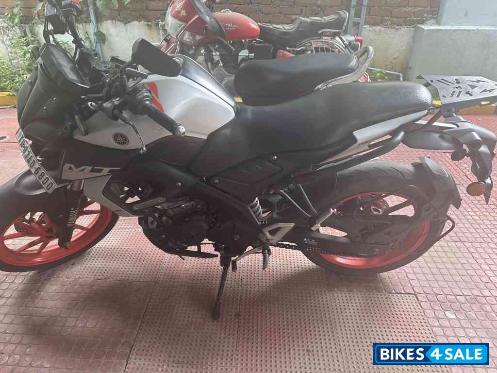 White Yamaha MT-15 BS6