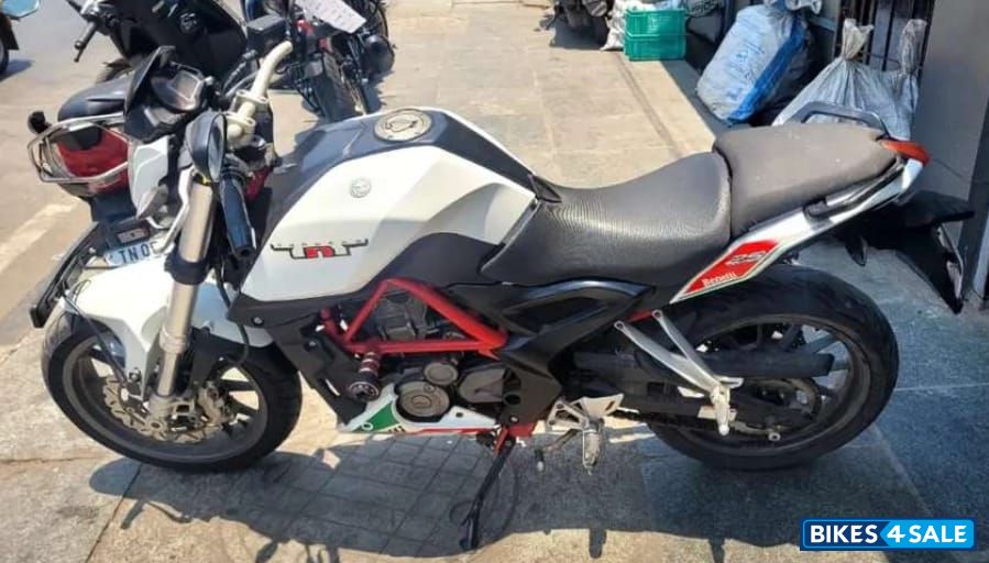 White Benelli TNT 25