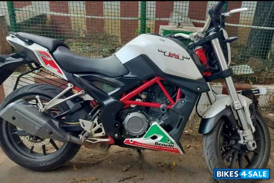 White Benelli TNT 25