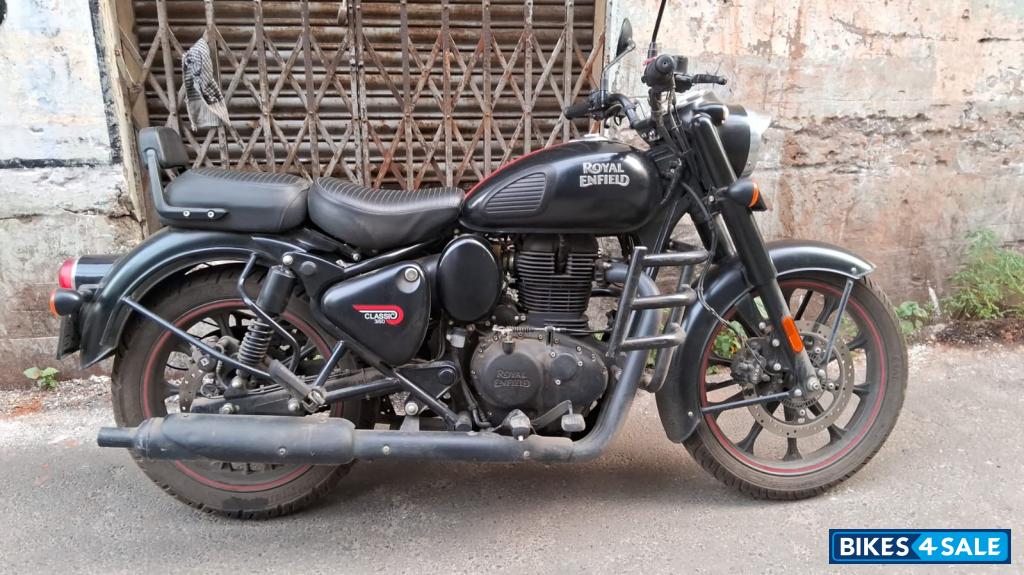 Dark Stealth Black Royal Enfield Bullet 350