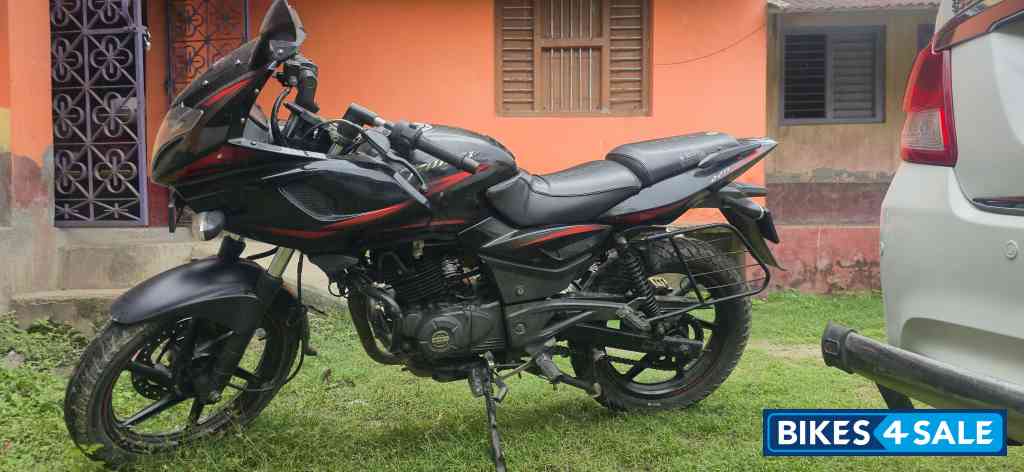 Black Bajaj Pulsar 220 DTSFi