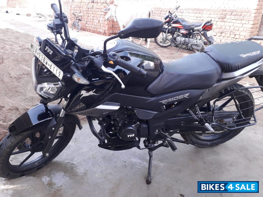 Black TVS Raider 125