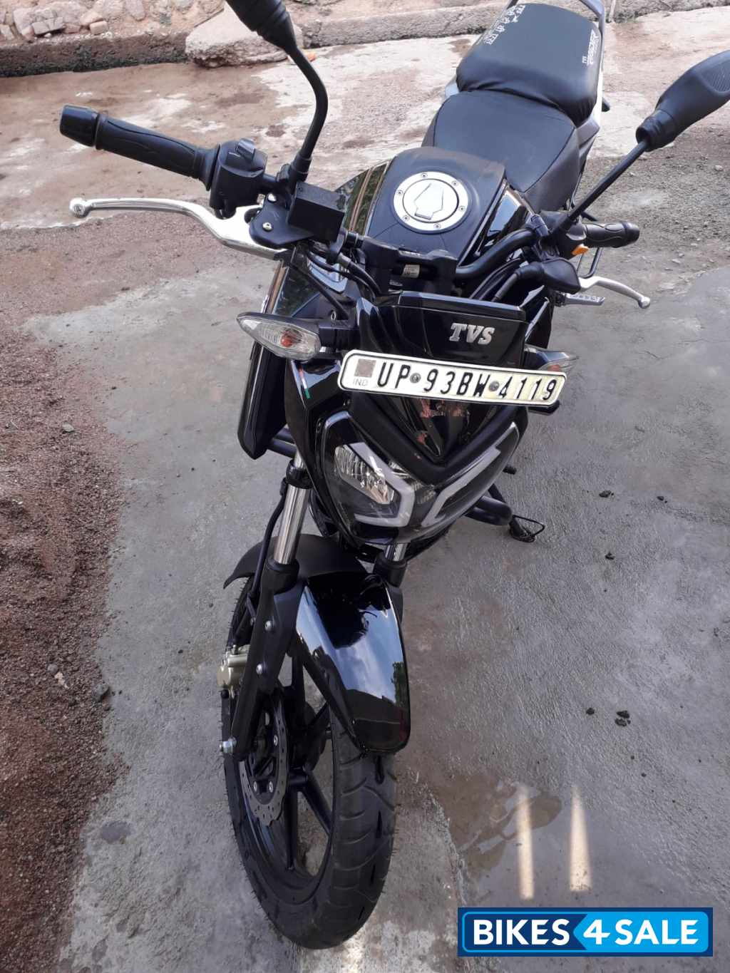 Black TVS Raider 125