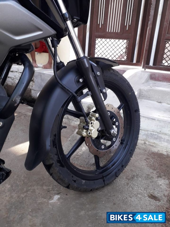 Black TVS Raider 125