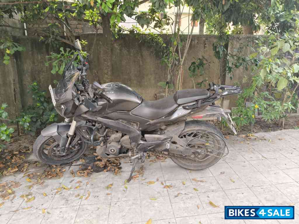 Black Bajaj Dominar 400