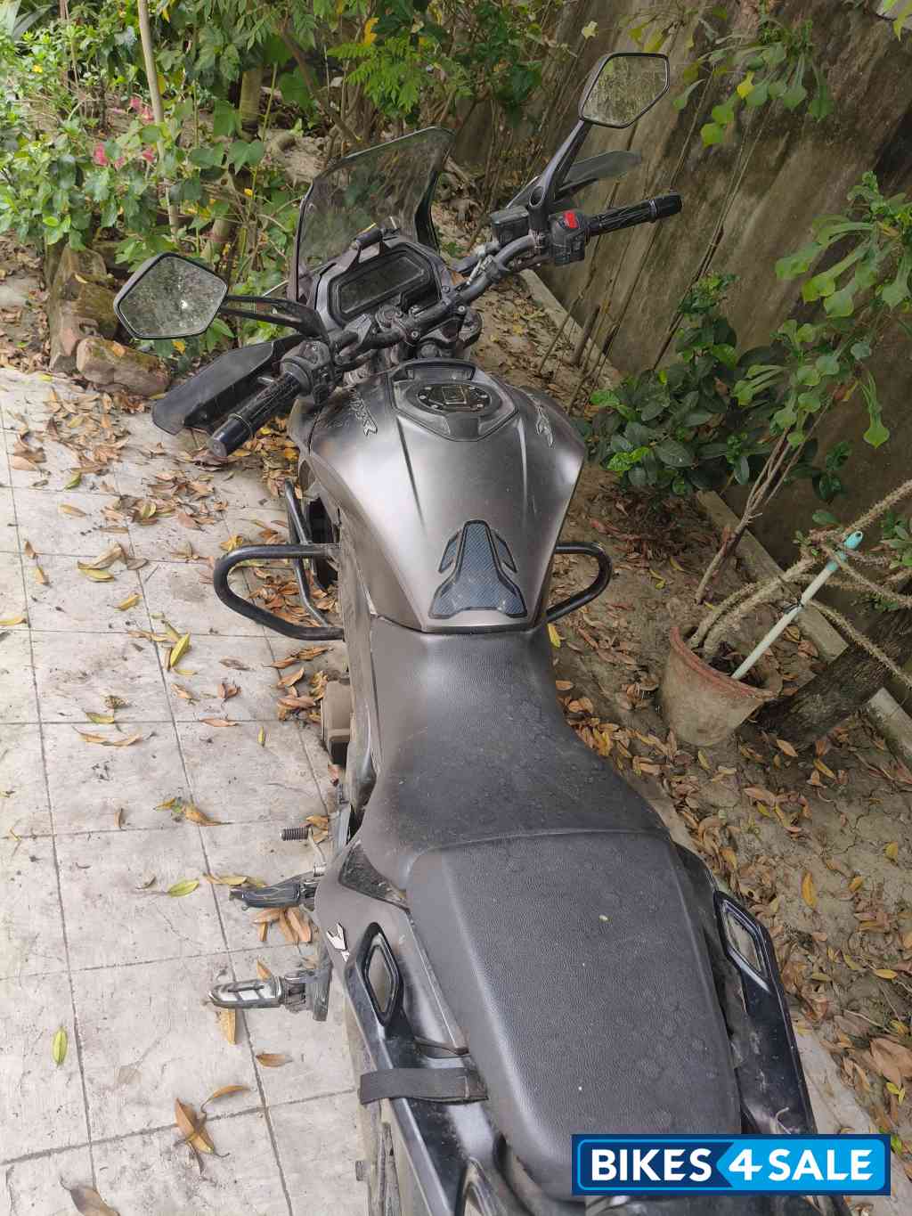 Black Bajaj Dominar 400