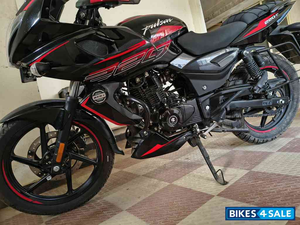 Bajaj Pulsar 220F