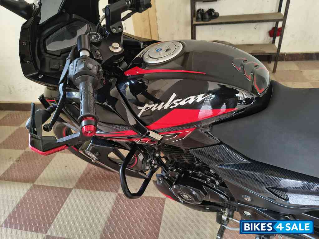 Bajaj Pulsar 220F