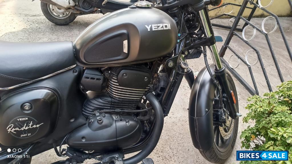 Yezdi Roadster Dark