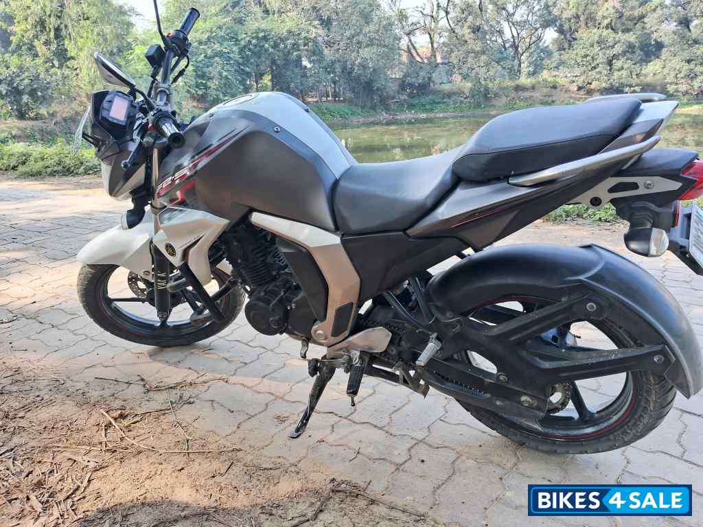 White Brey Black Yamaha FZ-S FI V2