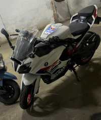 Whitw BMW G 310 RR