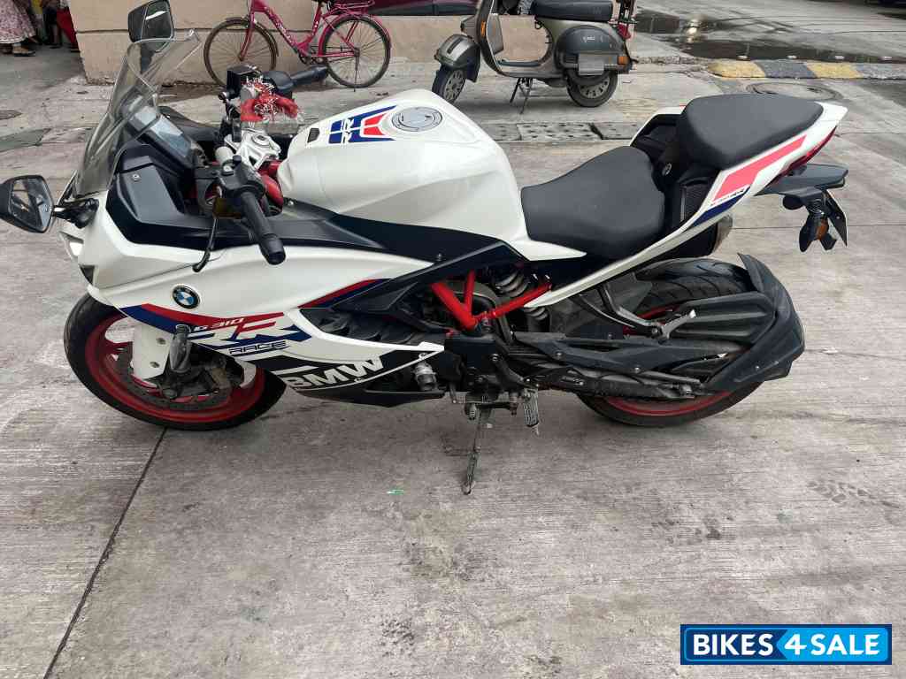 Whitw BMW G 310 RR
