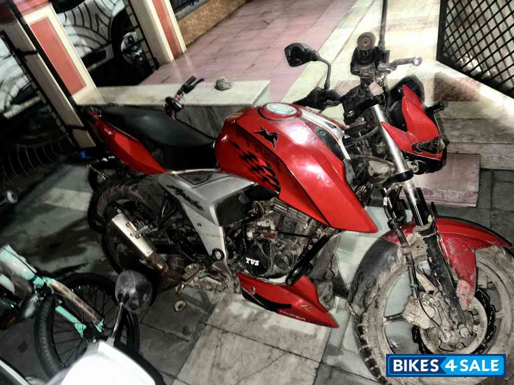 Red TVS Apache RTR 160