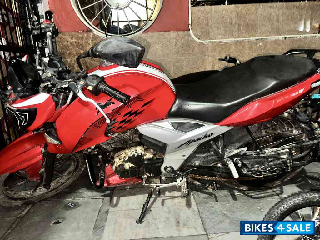 Red TVS Apache RTR 160