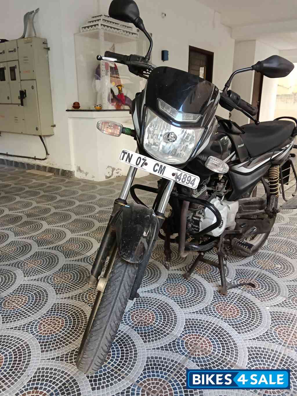 Black Bajaj Platina 100 ES