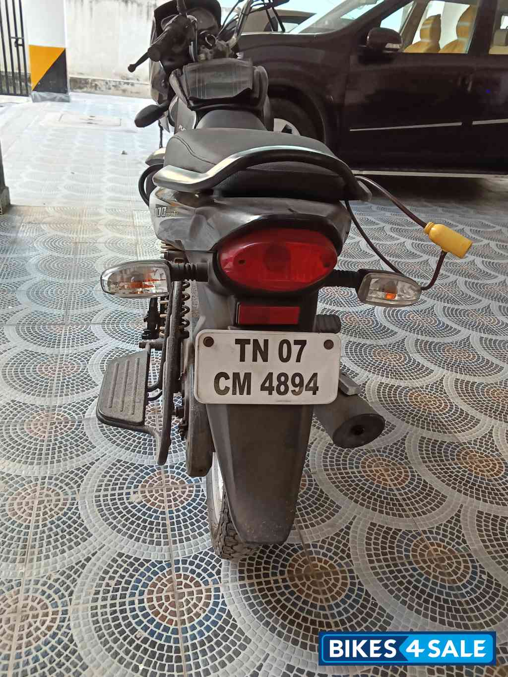 Black Bajaj Platina 100 ES