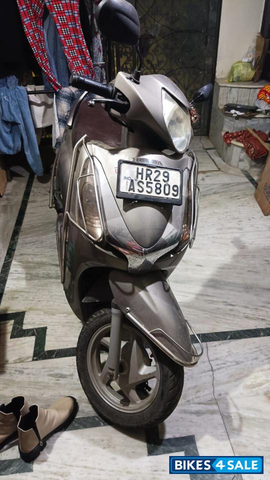 Silver Honda Aviator