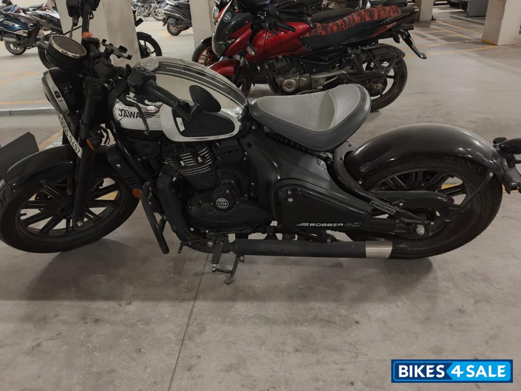 Jawa 42 Bobber Black Mirror