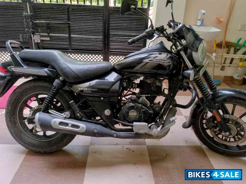 Black Bajaj Avenger Street 160 BS6