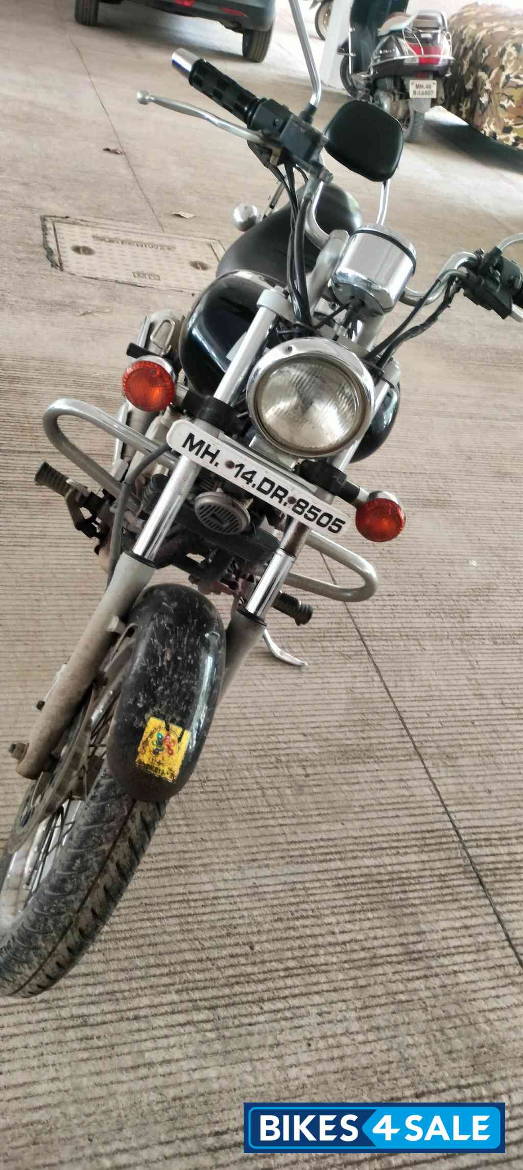 Black Bajaj Avenger 220 DTS-i