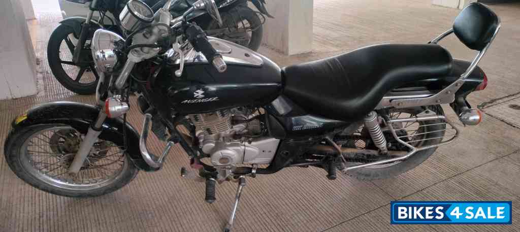 Black Bajaj Avenger 220 DTS-i