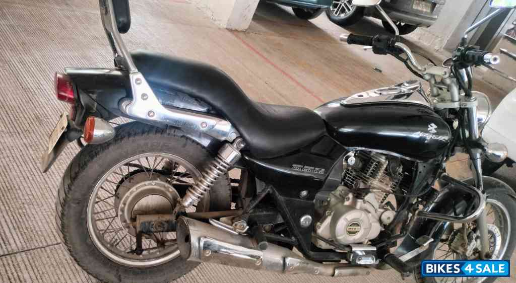 Black Bajaj Avenger 220 DTS-i