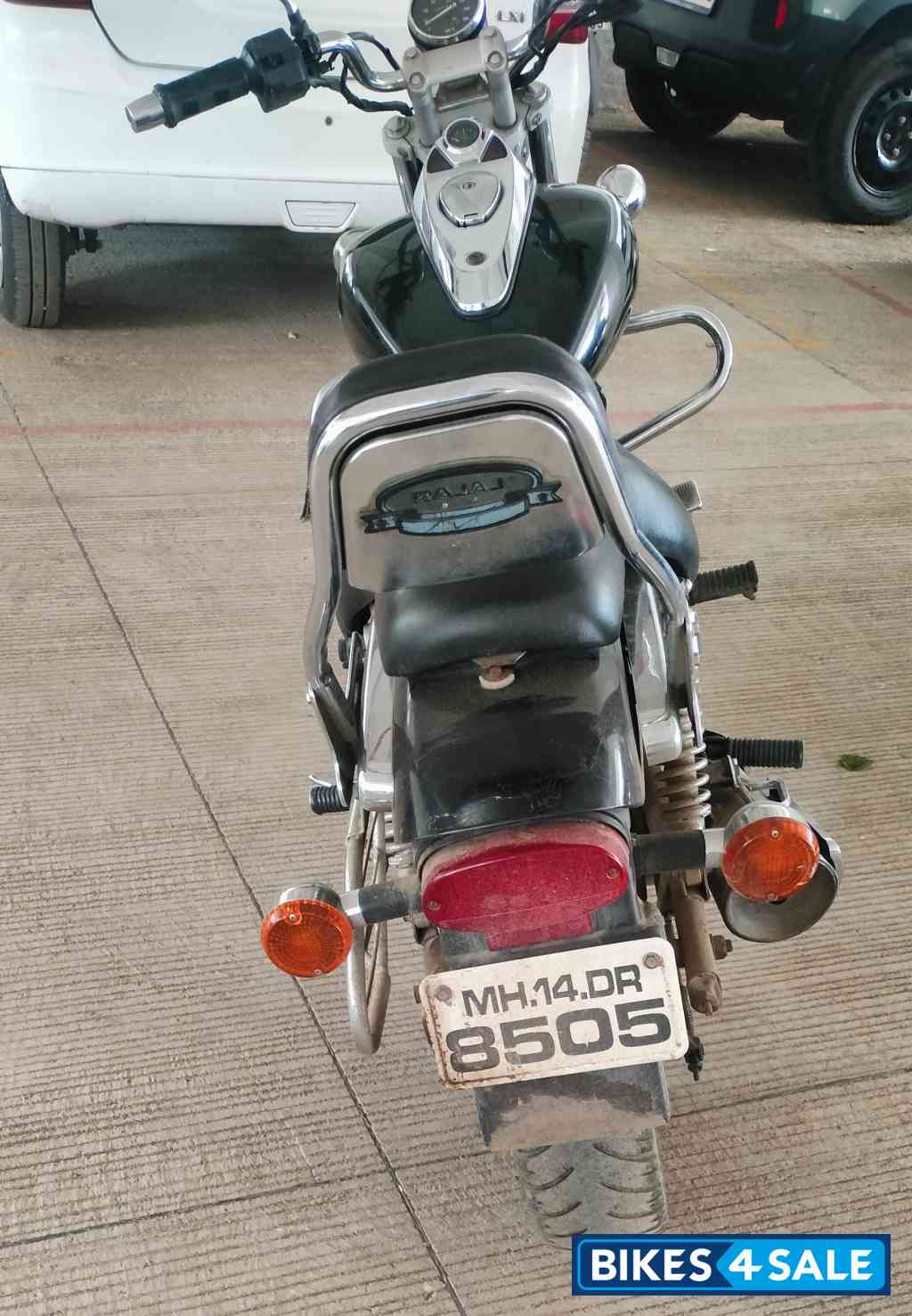 Black Bajaj Avenger 220 DTS-i