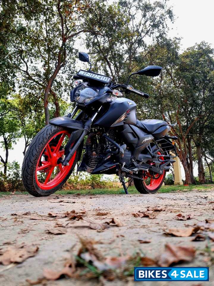 Black TVS Apache RTR 160 4V Special Edition