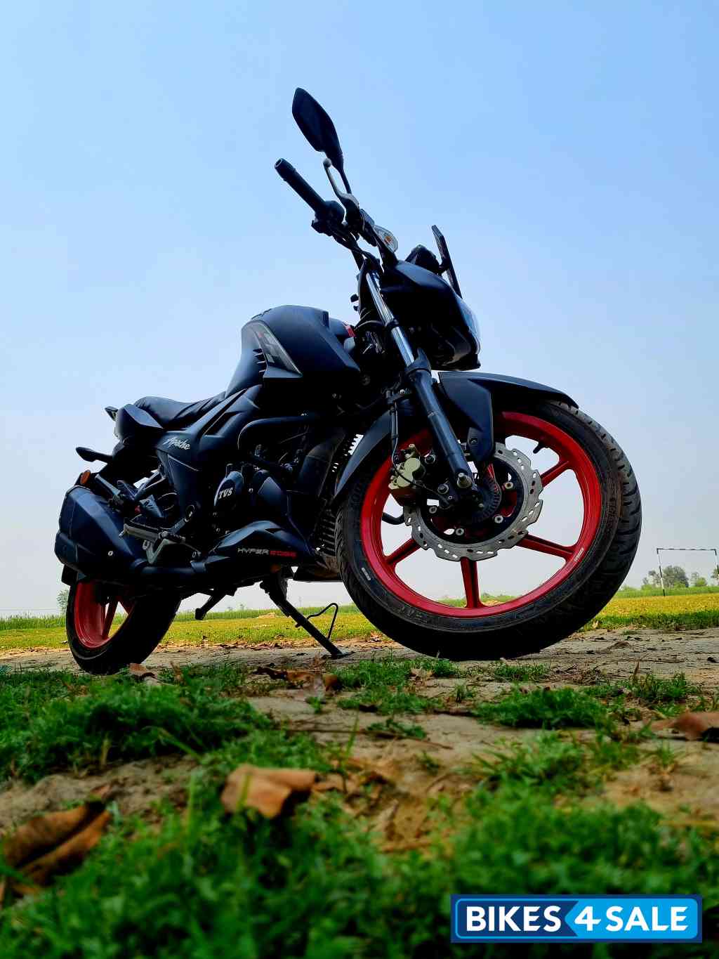 Black TVS Apache RTR 160 4V Special Edition