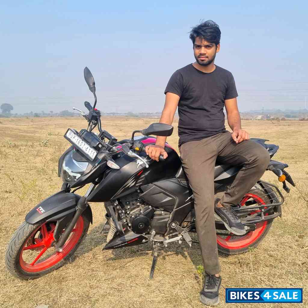 Black TVS Apache RTR 160 4V Special Edition