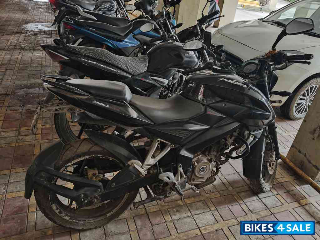 Black Bajaj Pulsar 200 NS