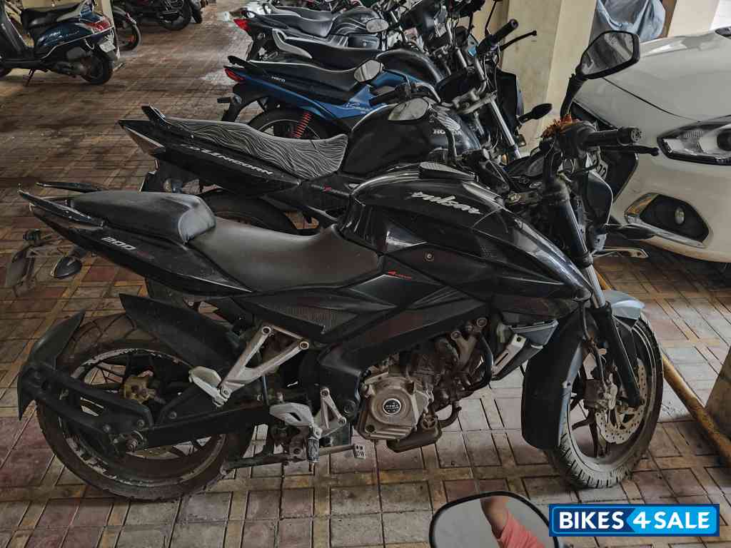 Black Bajaj Pulsar 200 NS