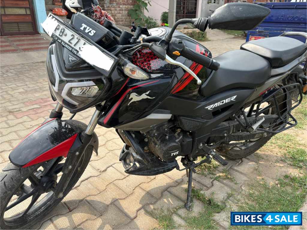 Black TVS Raider 125