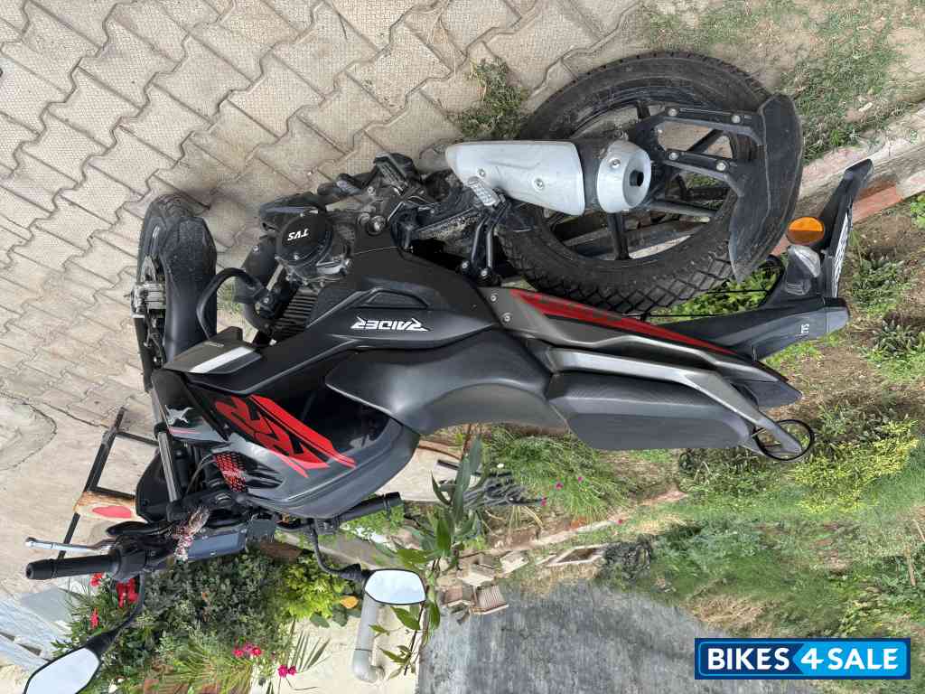 Black TVS Raider 125
