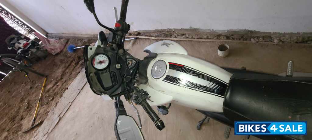 White TVS Apache RTR 180