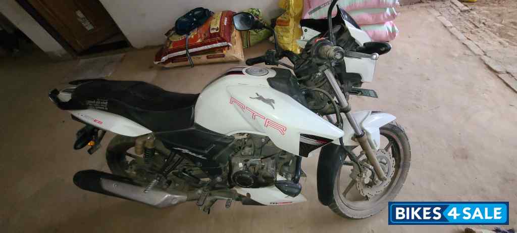 White TVS Apache RTR 180