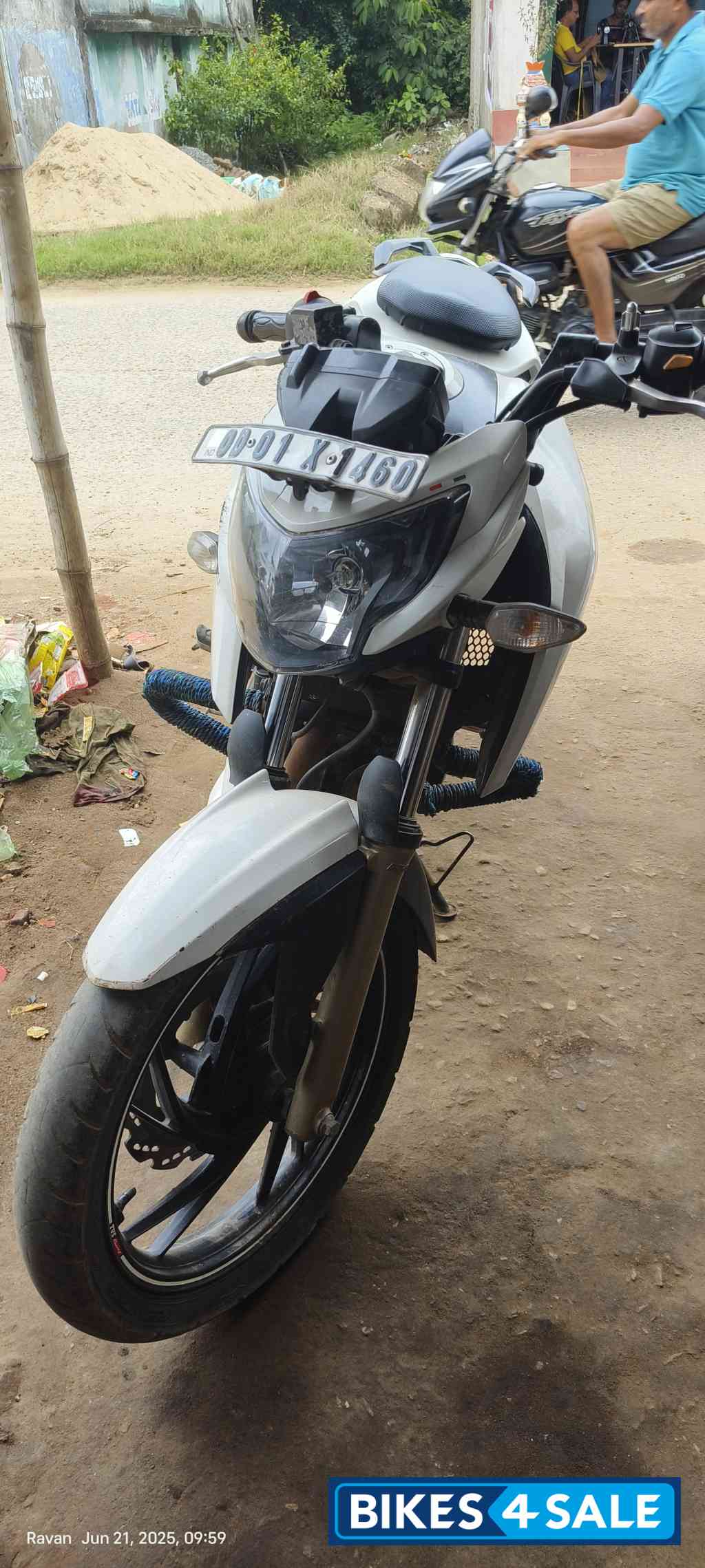 White TVS Apache RTR 200 4V
