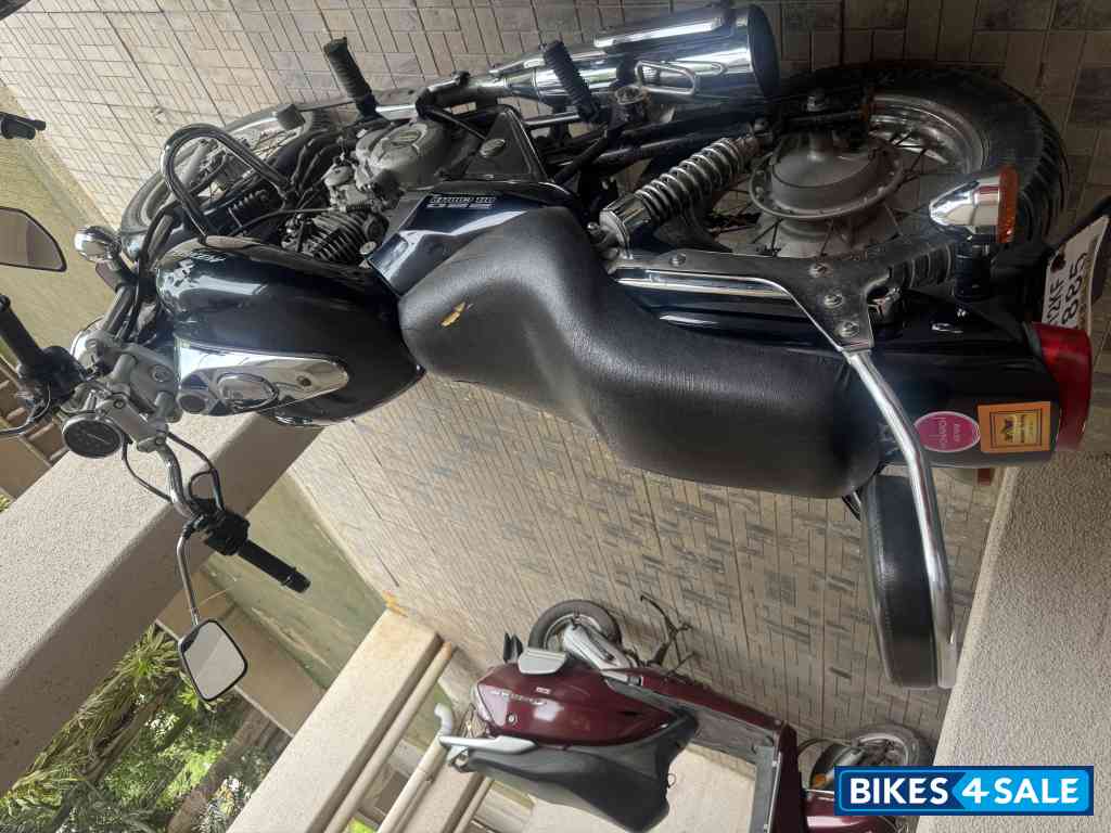 Black Bajaj Avenger Cruise 220