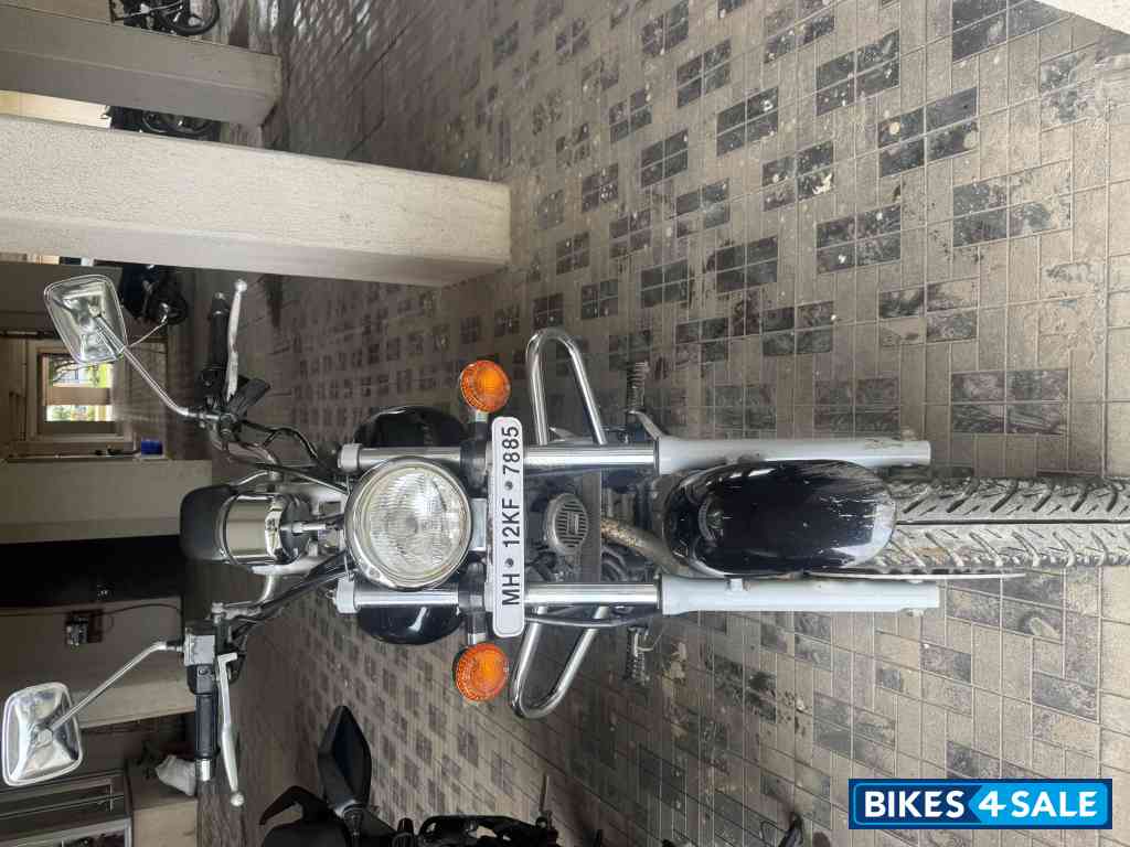 Black Bajaj Avenger Cruise 220 Black Bajaj Avenger Cruise 220