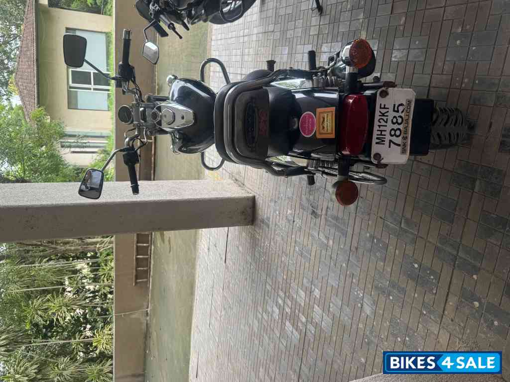 Black Bajaj Avenger Cruise 220 Black Bajaj Avenger Cruise 220