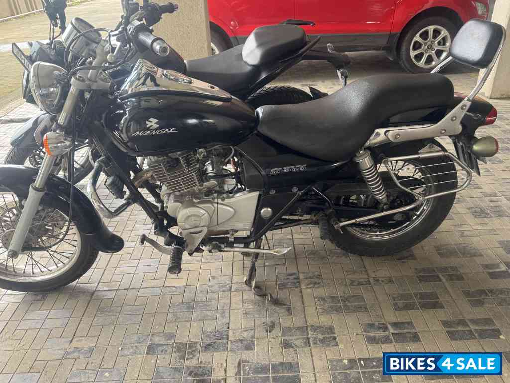 Black Bajaj Avenger Cruise 220 Black Bajaj Avenger Cruise 220