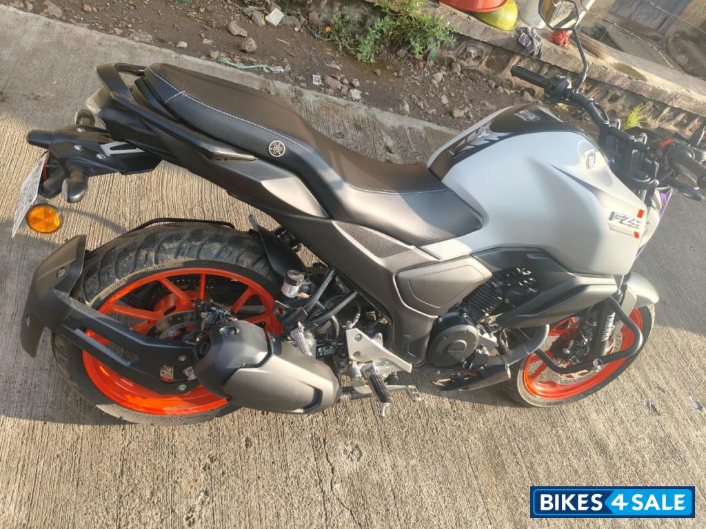 White Yamaha FZ-S FI Ver 4.0 DLX