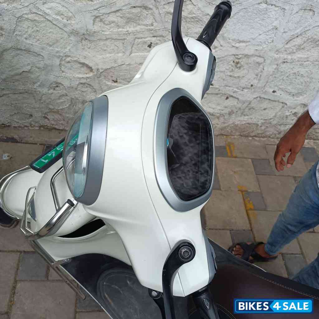 Moon White Bajaj Chetak 3502 Standard