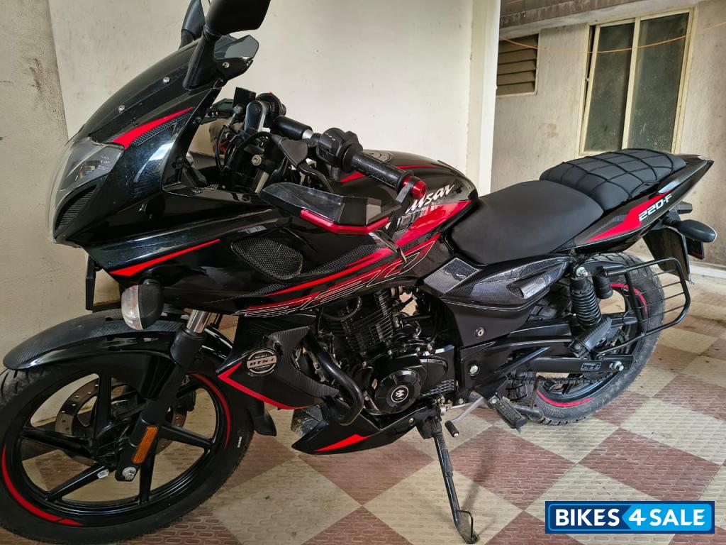 Bajaj Pulsar 220F