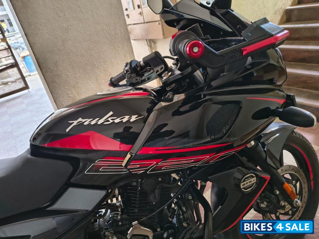 Bajaj Pulsar 220F